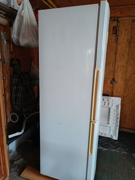 Холодильник Б/У Продам на запчасти.