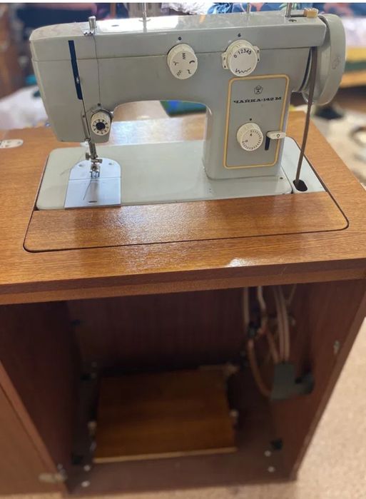 Швейная машинка "Чайка" 142