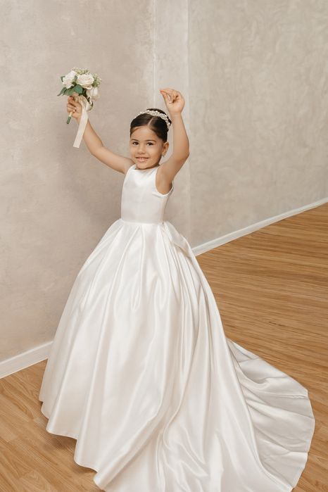 Rochie eleganta cu trena ,