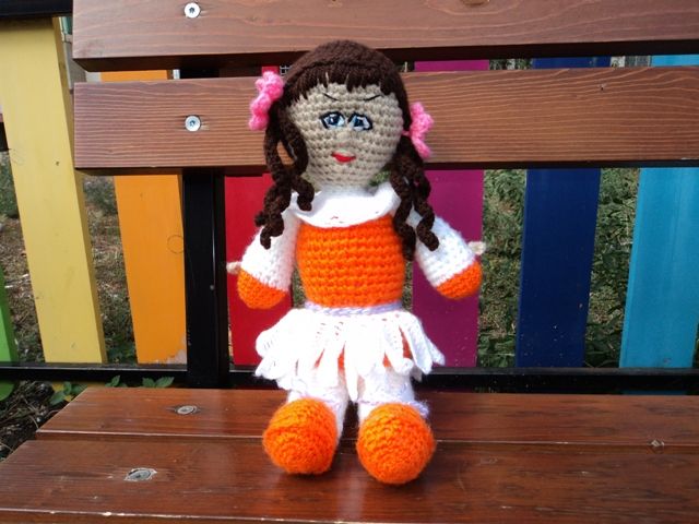 Пъстра птичка, Кукли с руса и черна  или кафява коса и Палячо