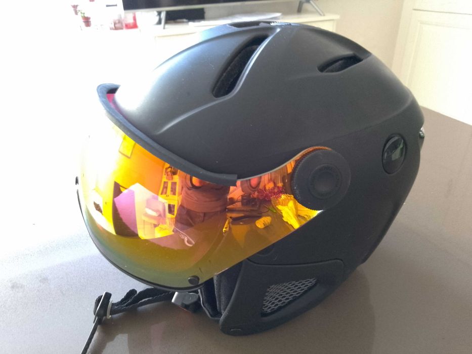 Продавам  каска и обувки