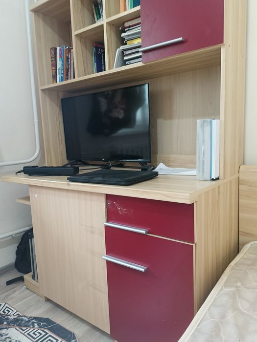 Компьютерный стол с полкой