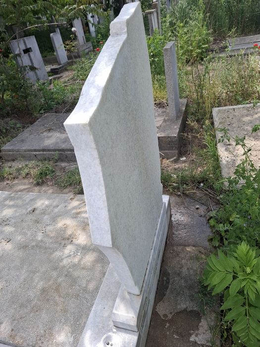 Почистване на гроб ,измиване на паметници