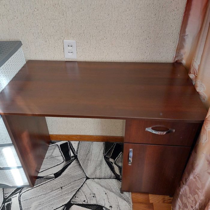 Продаю письменный стол