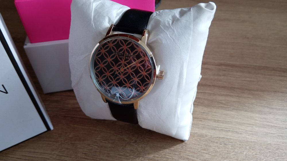 Дамски часовници Daisy Dixon 50 лв всеки