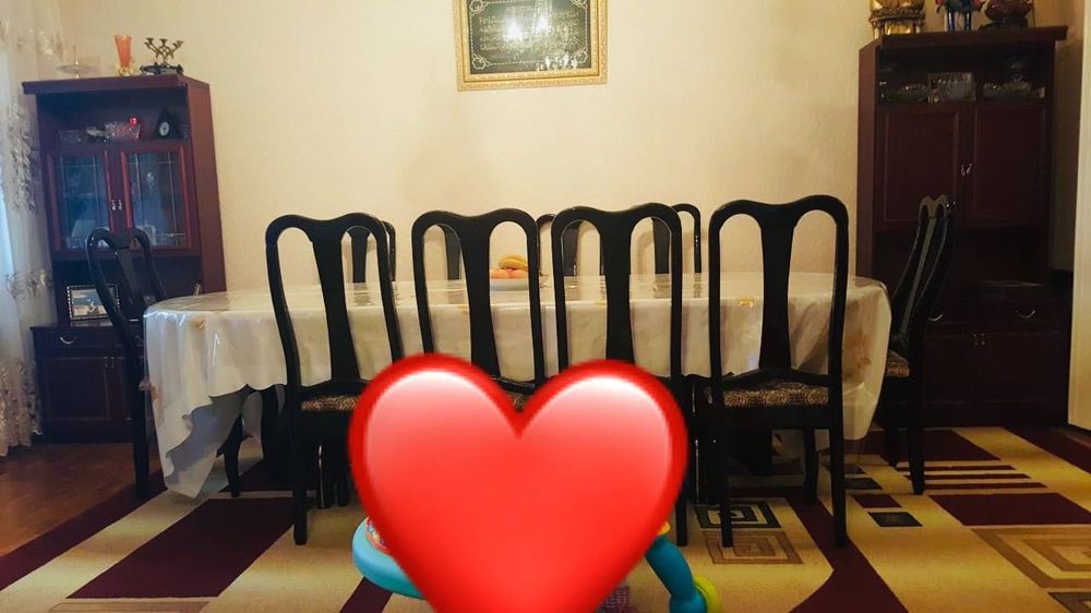 Стол со стульями в зал