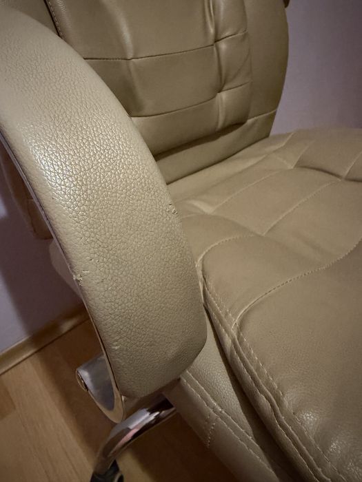 Офис стол в бежов цвят