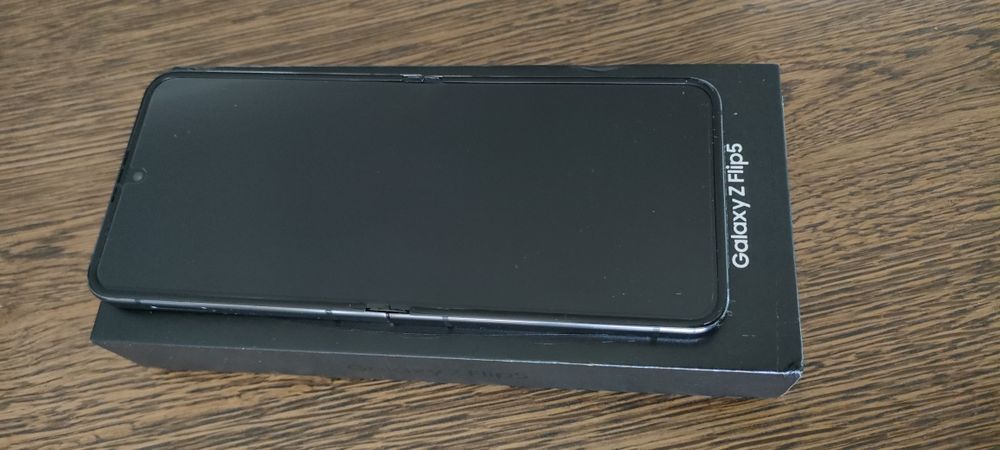 Vand Samsung Galaxy Z Flip 5, Graphite