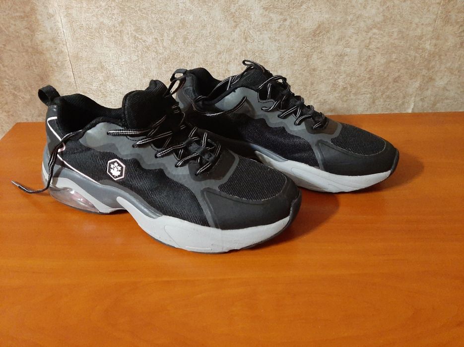 Продам кроссовки  в хорошем  состоянии.