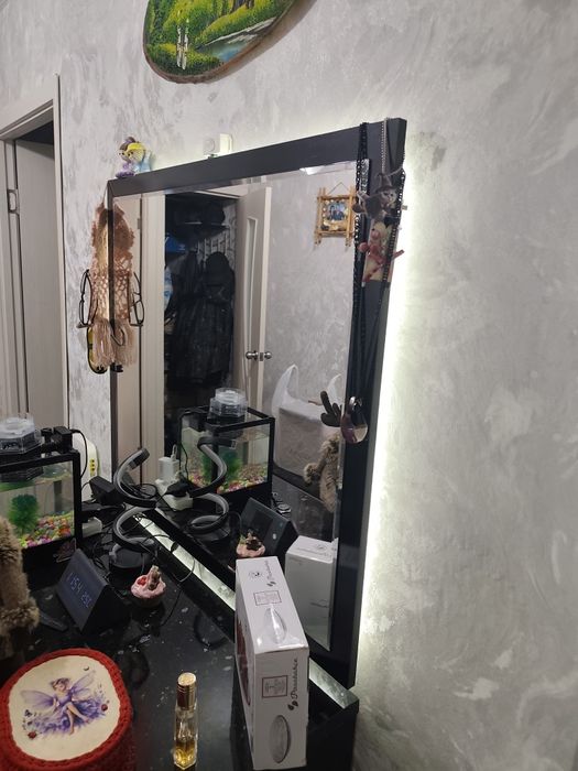 Комод, зеркало и тумбочка