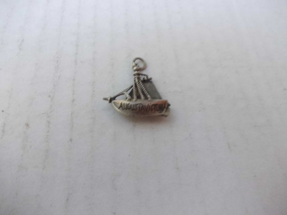 Medalion pandantiv vechi din argint corabie