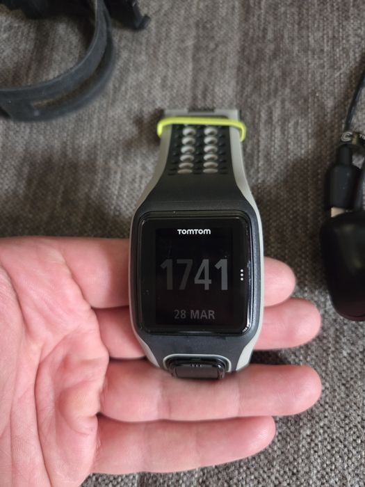 TomTom gps спортен часовник за тичане, плуване, каране на колело