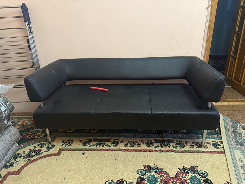 Продаеться  офисный диван ,2 кресла
