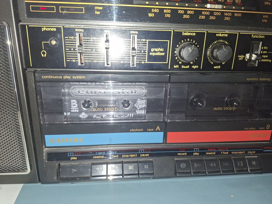 Siemens RM 880, sistem audio cu dublu deck, egalizator, radio 4 benzi ( Antena Satelor  ), boxe detașabile