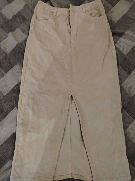 Нова е размер М еластична е може да стане и за Л.