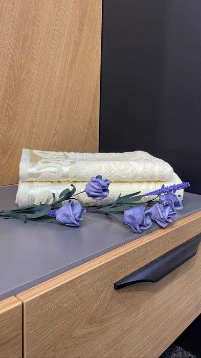 Набор мягких махровых полотенец и халатов из 100% хлопка.