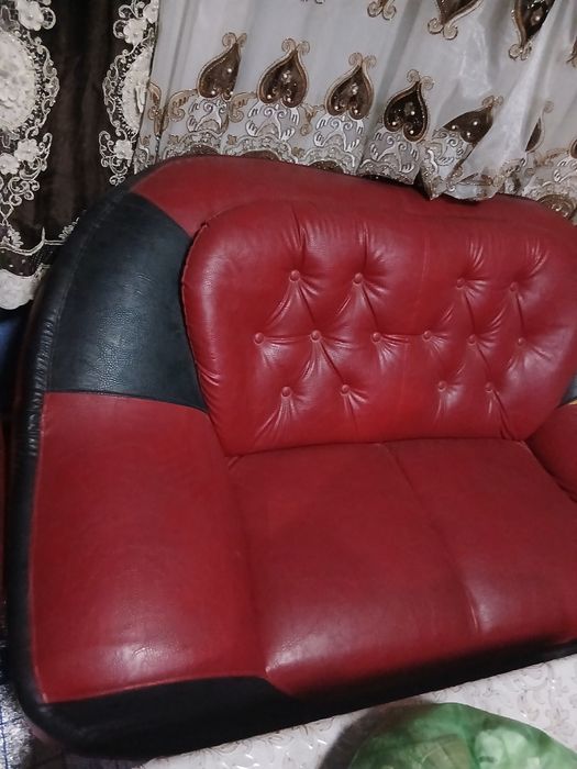 Divan 4 ta katta srochna sotiladi