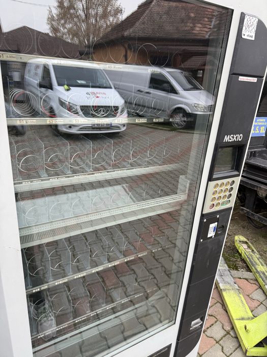 Manea Vending aparat refrigerant bauturi reci si snack