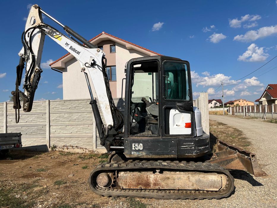 Miniexcavator Volvo ECR58D si Bobcat E50