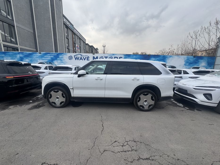 ZEEKR 9X ultra 70kv  sedena aylanadi  oqa oq salon srochna