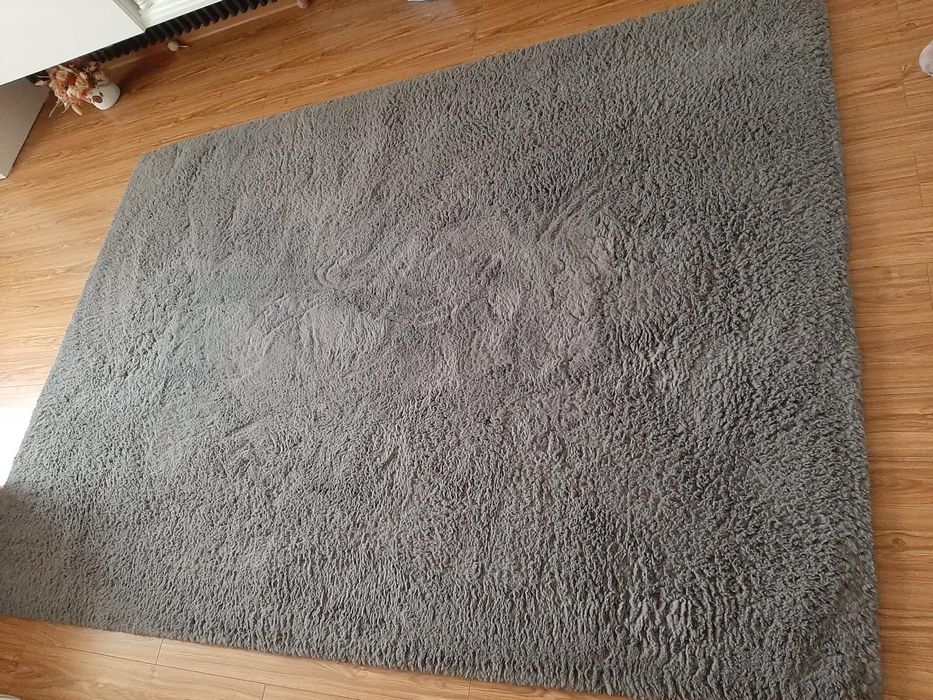 Covor gri pufos .