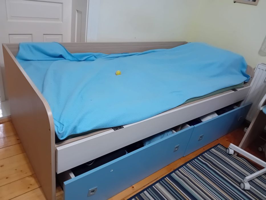 Vând două paturi de o persoană