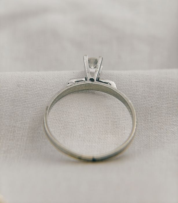 Пръстен от бяло злато с диамант