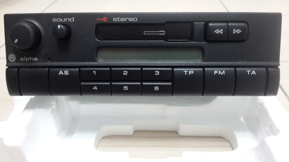 Radio-casetofon auto original AUDI A4 B5 fabricat de Blaupunkt