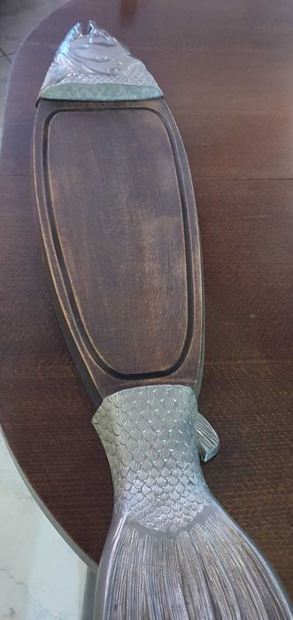 Голямо  дървено плато риба