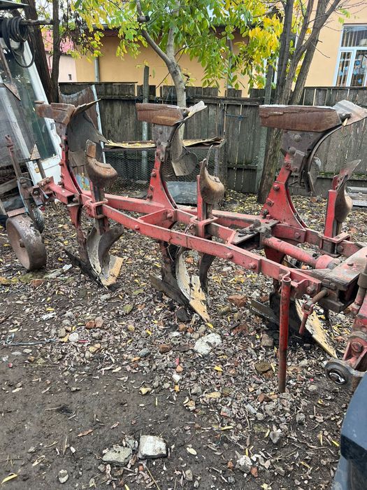 Vând plug reversibil cu 3 trupițe