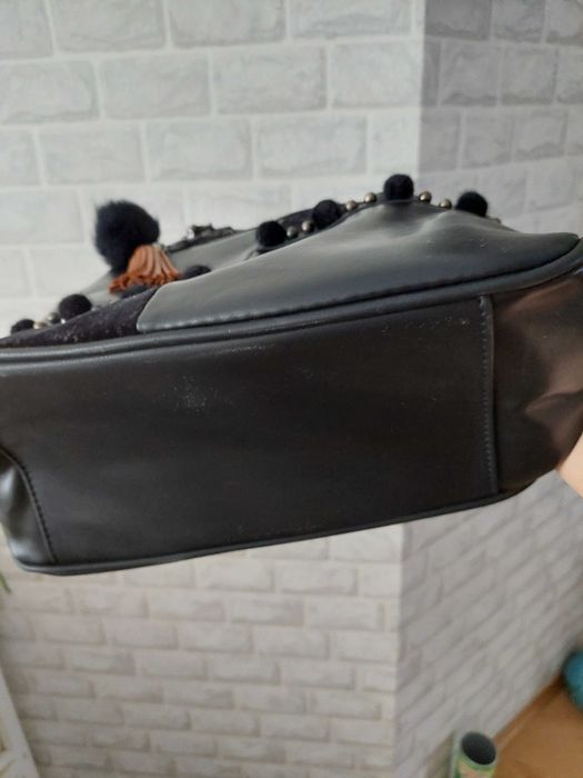 Черна дамска чанта с дълги дръжки с кафяв пискюл и черно пухено топче