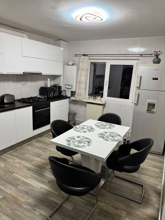 PROPRIETAR - Vanzare apartament 3 camere, 2 bai, 2 balcoane, intrare Racadau, etaj 1/8