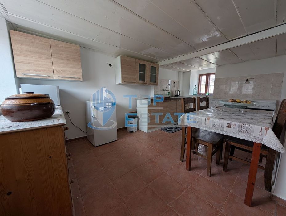 Двуетажна къща с голям двор и кладенец в село Ресен