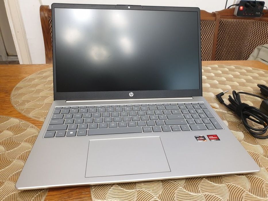 Vând laptop HP nou nefolosit cu Windows 11 pro 25H2 instalat cu licență,office pro plus cu licență,cu toate driverele instalate de Microsoft. Nu