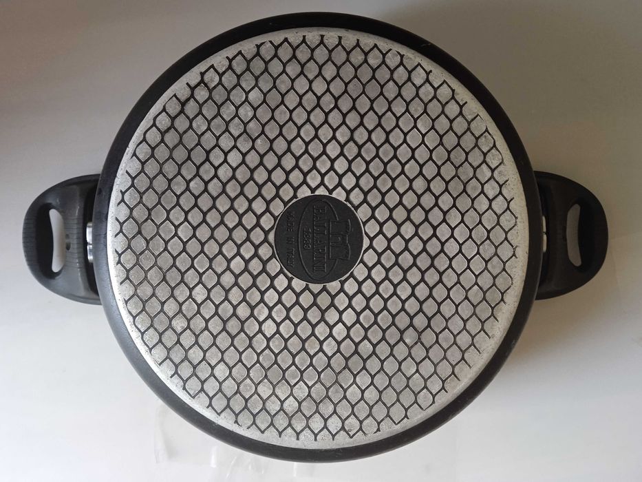 Черна тенджера с диаметър 24 см.