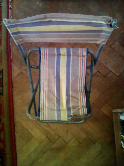 рибарско столче и алуминиев стол с облегалка и дървени подлакътници