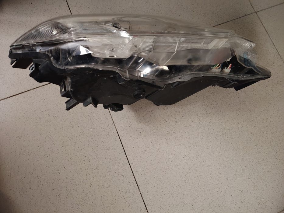 Продам фару правую