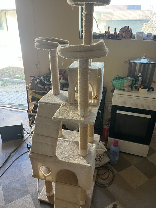 Loc de joaca pentru pisici