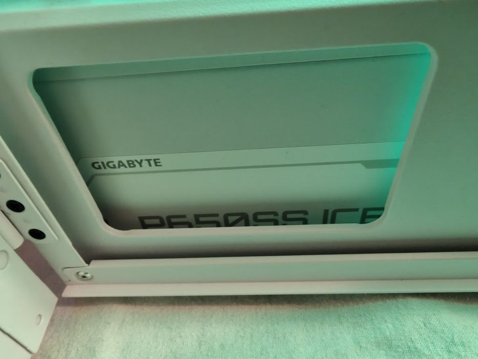 PC / Sistem Gaming A+ By Gigabyte, I5 14400f, RTX 5060 Eagle, 16 gb ddr5, garanție emag