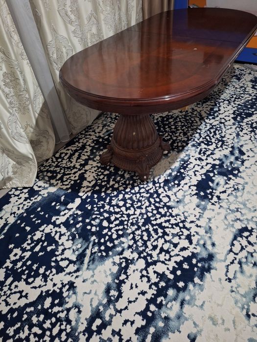 Продаём гостевой стол из дерева.