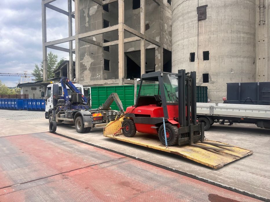 Transport macara cu platforma si container moloz