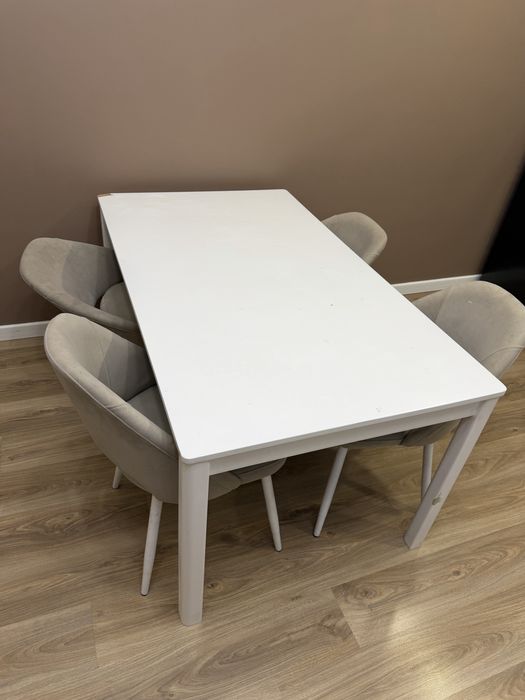 Кухонный стол и 5 стульев