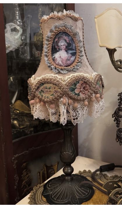 Lampadar din bronz si tapiserie