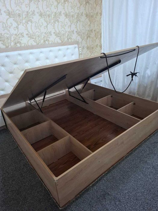 Кровать с подъемным механизмом и две тумбочки