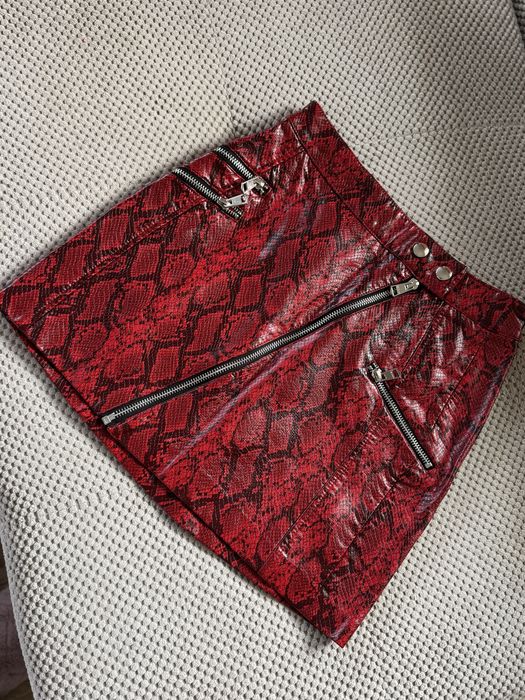 Червена кожена пола Bershka