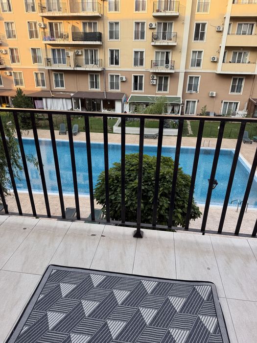 DE ÎNCHIRIAT – STUDIO PREMIUM  in Cosmopolis Vedere la piscina /parcare