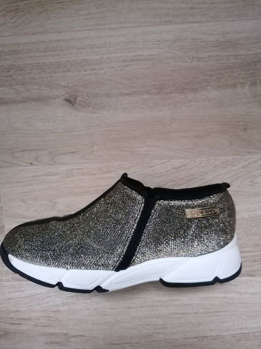 Adidasi dama Guess