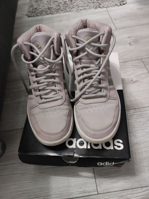 Дамски кецове на adidas