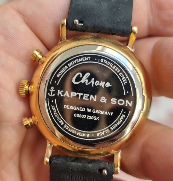 Vând ceas Kapten & Son, modelul Chrono Gold Black, un cronograf elegant și minimalist