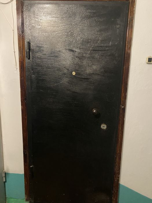 Продам дверь входную металлическую.